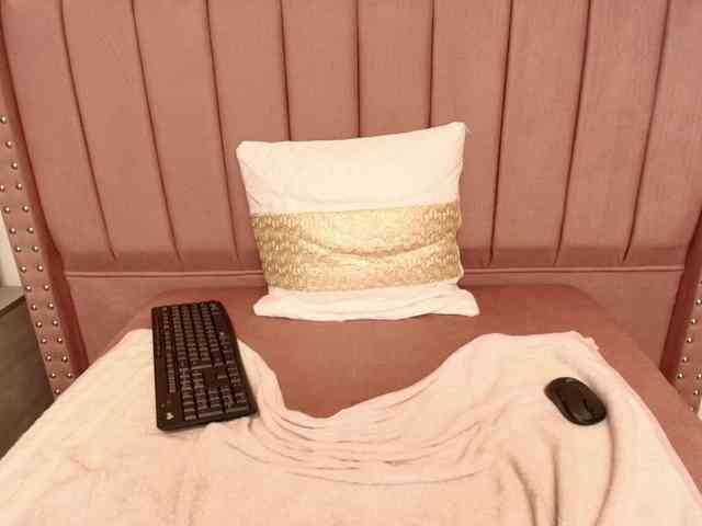 MillyRoy webcam