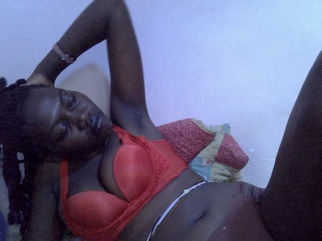 le modèle juicy-bella est en webcam porno dans un show sur le site bongacams, il possède les tags suivants: Ebony,Brunette,Trimmed