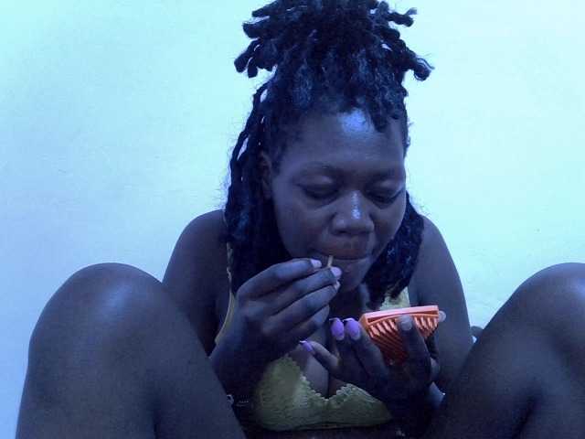 le modèle juicy-bella est en webcam porno dans un show sur le site bongacams, il possède les tags suivants: Ebony,Brunette,Trimmed