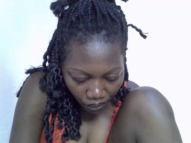 le modèle juicy-bella est en webcam porno dans un show sur le site bongacams, il possède les tags suivants: Ebony,Brunette,Trimmed