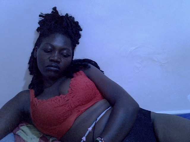 le modèle juicy-bella est en webcam porno dans un show sur le site bongacams, il possède les tags suivants: Ebony,Brunette,Trimmed