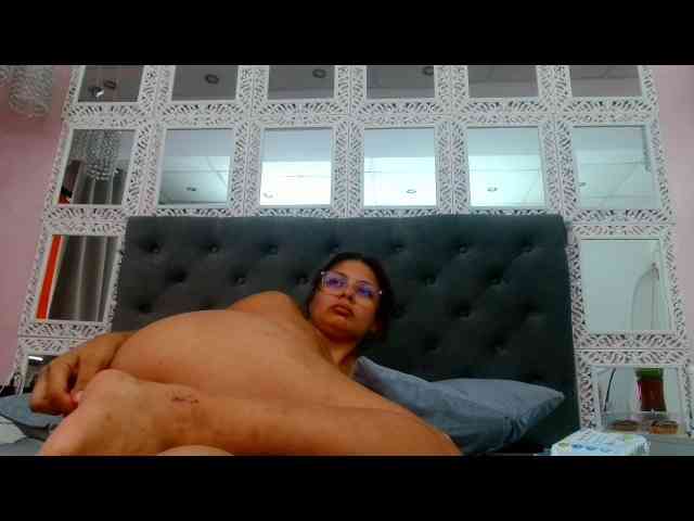 SexyRedLucy webcam