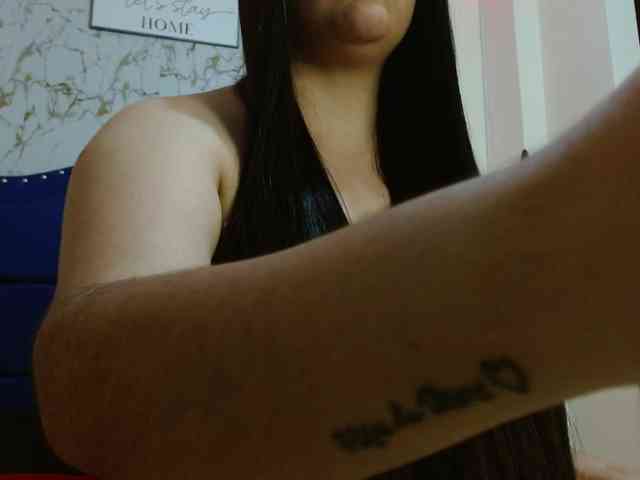 Daniela-Saenz webcam