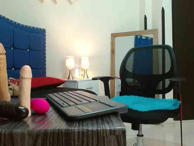 Daniela-Saenz webcam