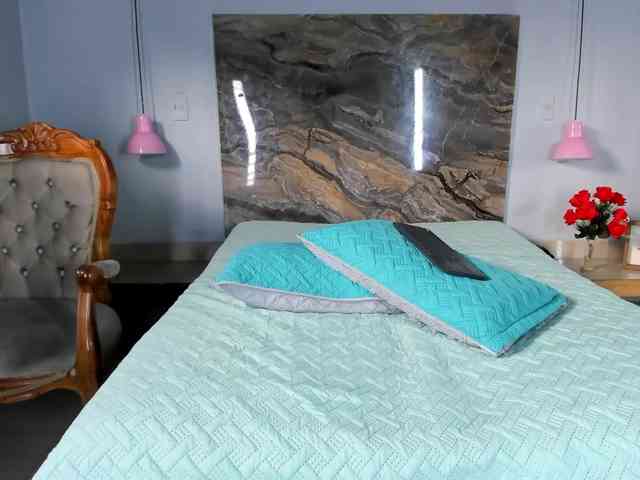 Jonnyandlexyhot webcam