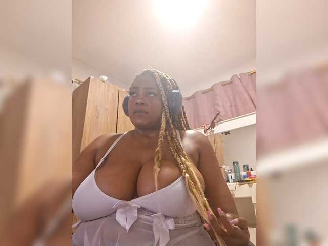 GoddessCarrie —  Aceite en mis tetas @sofar 