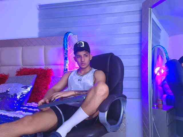 rogger-zaens Live Webcam on BongaCams