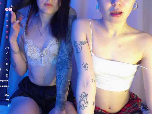 NiaandMolly webcam