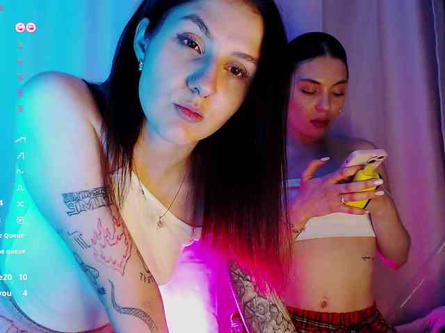 NiaandMolly webcam