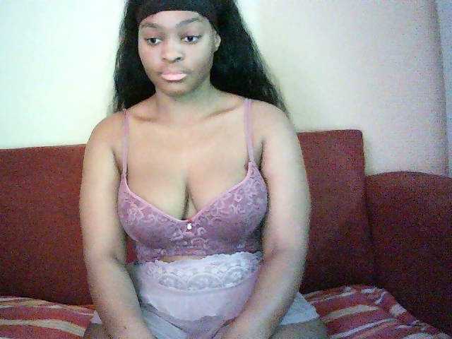 Sexy Mercedes-bunz05 wants you to fuck her body now Mercedes-bunz05 from BongaCams