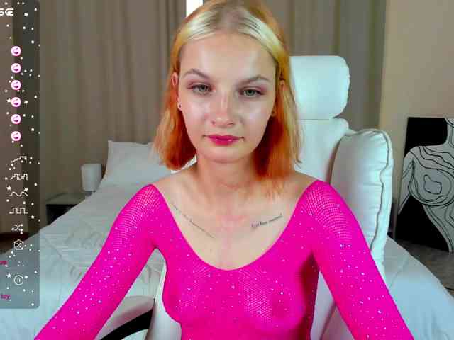 Модель: ArielLogan