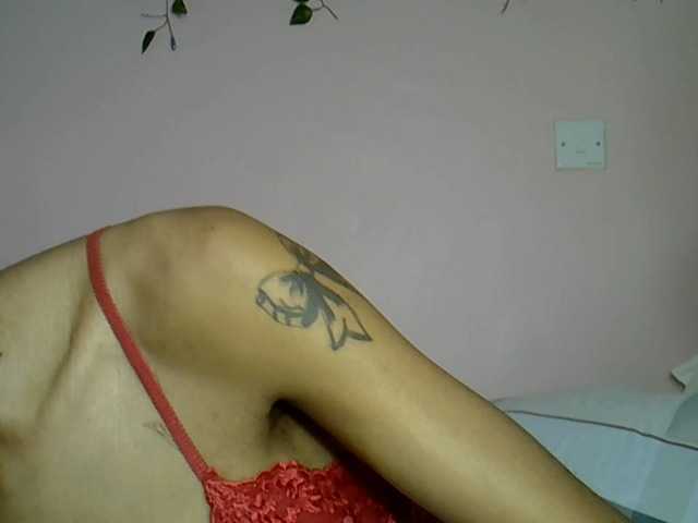 le modèle Sexyroses est en webcam porno dans un show sur le site bongacams, il possède les tags suivants: Ebony,Brunette,Hairy