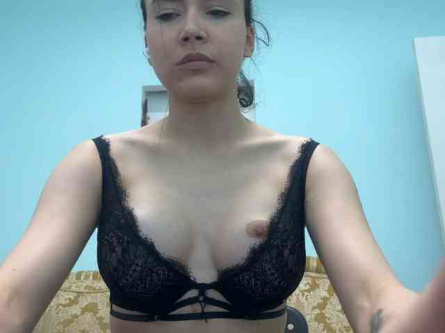 Iloniyaa Live Webcam on BongaCams
