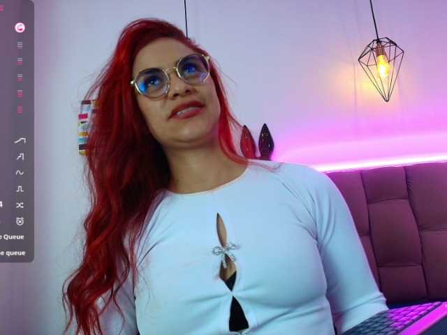 le modèle tiiny-emilly est en webcam porno dans un show sur le site bongacams, il possède les tags suivants: Latino/Hispanic,Redhead,Shaved