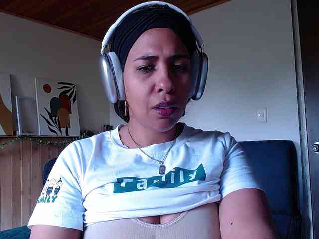 Ivonne-collins33 webcam