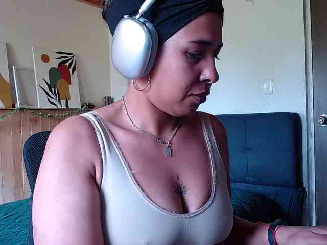 Ivonne-collins33 webcam