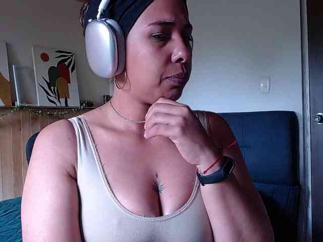 Ivonne-collins33 webcam