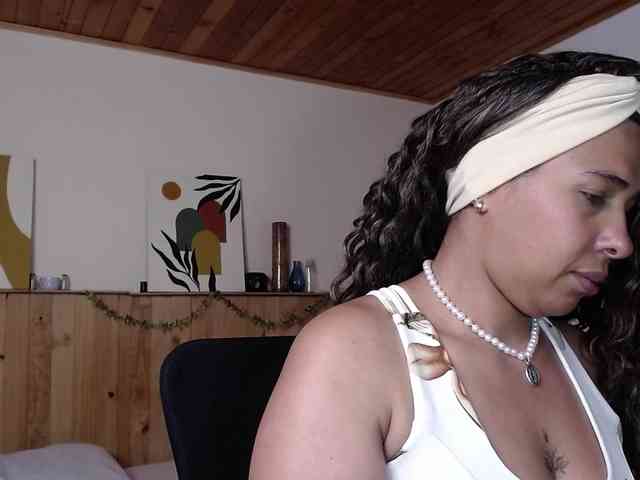 Ivonne-collins33 webcam