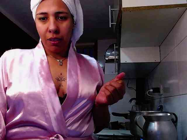 Ivonne-collins33 webcam