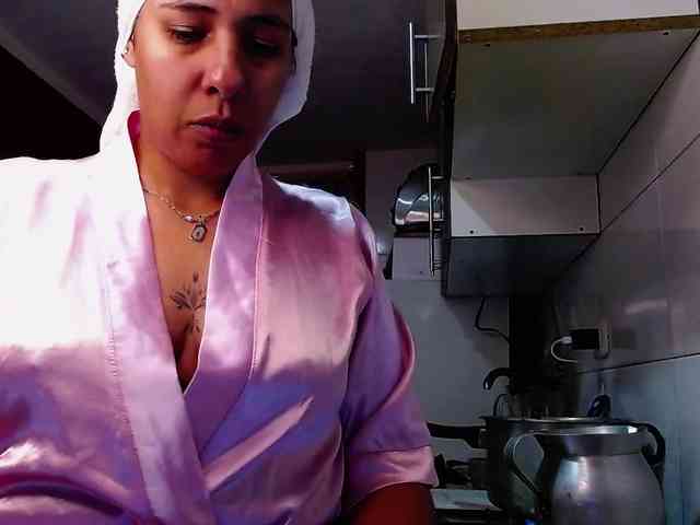 Ivonne-collins33 webcam