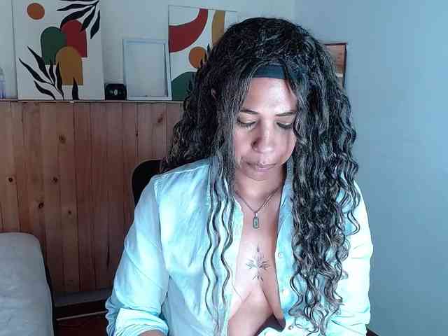 Ivonne-collins33 webcam