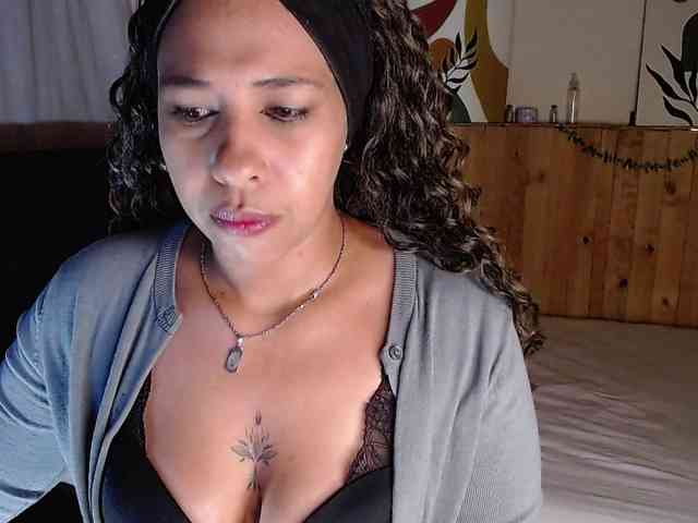 Ivonne-collins33 webcam