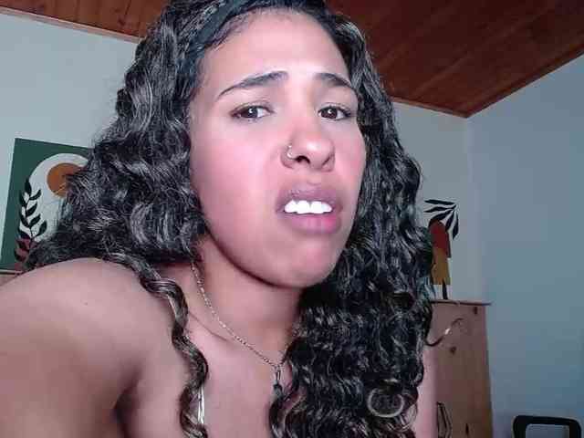 Ivonne-collins33 webcam