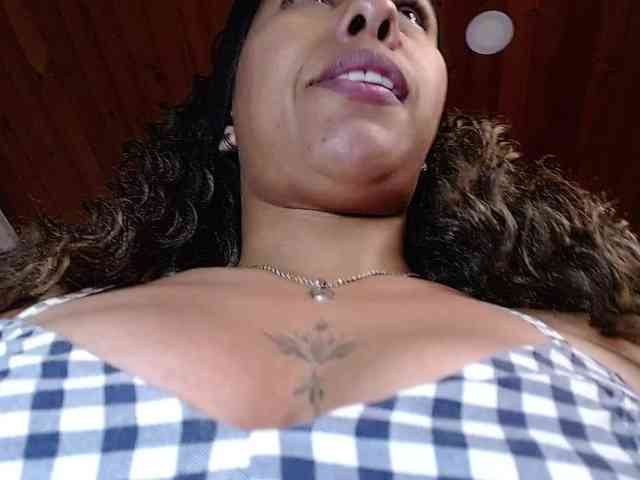 Ivonne-collins33 webcam