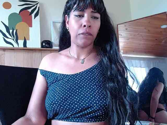 Ivonne-collins33 webcam