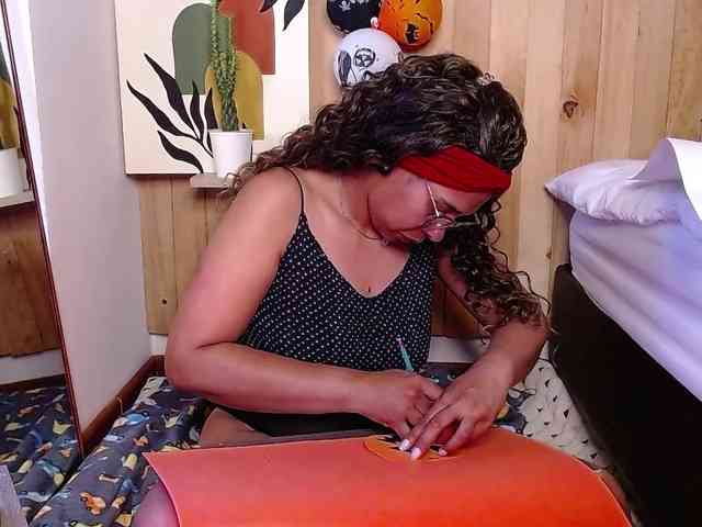 Ivonne-collins33 webcam