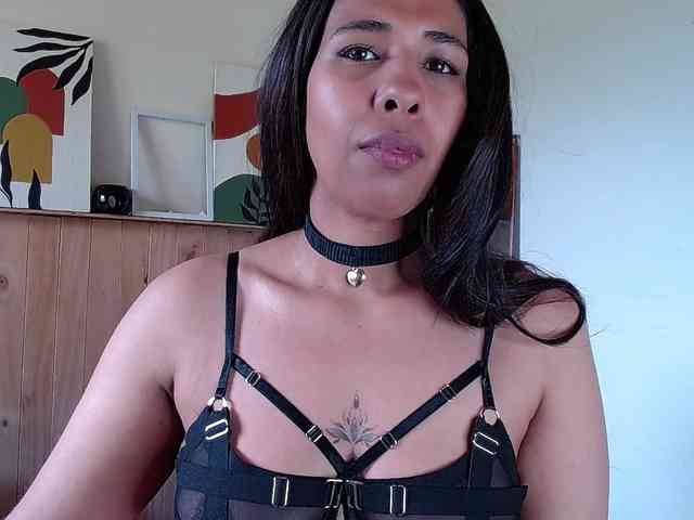 Ivonne-collins33 webcam