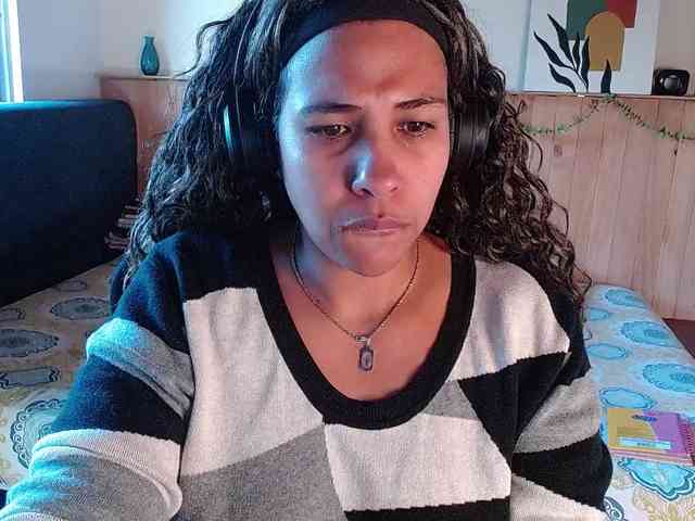 Ivonne-collins33 webcam