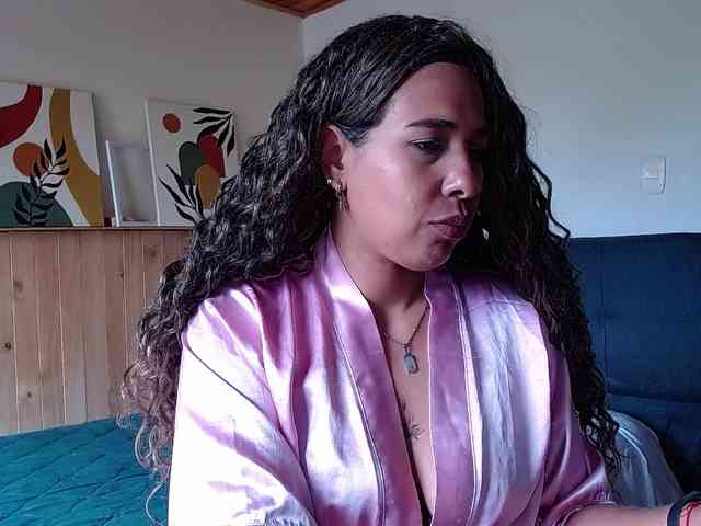 Ivonne-collins33 webcam