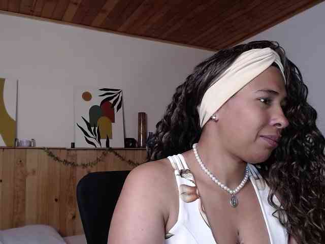 Ivonne-collins33 webcam