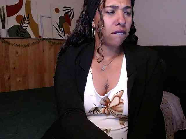 Ivonne-collins33 webcam