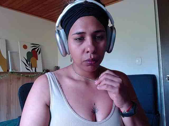 Ivonne-collins33 webcam