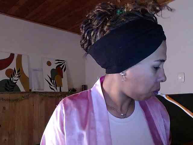 Ivonne-collins33 webcam