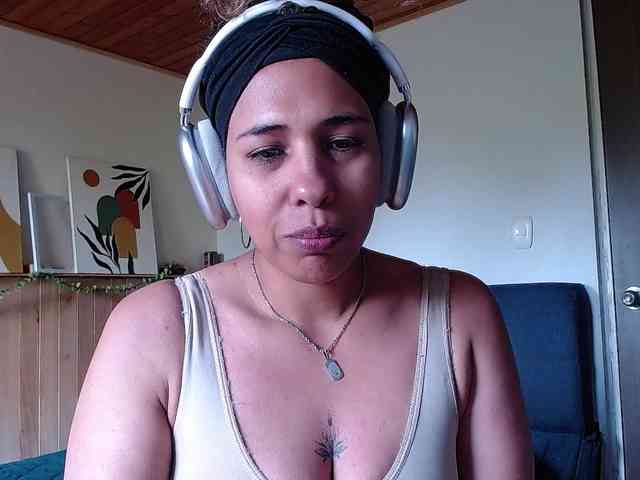 Ivonne-collins33 webcam