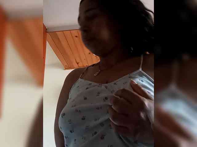 Ivonne-collins33 webcam