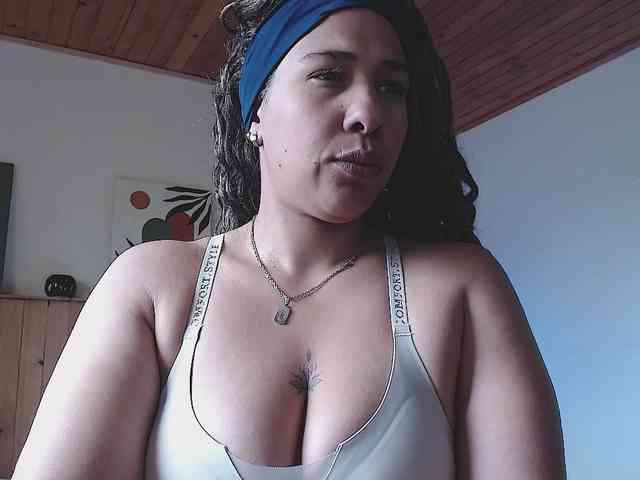 Ivonne-collins33 webcam