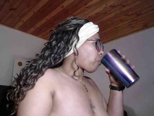 Ivonne-collins33 webcam