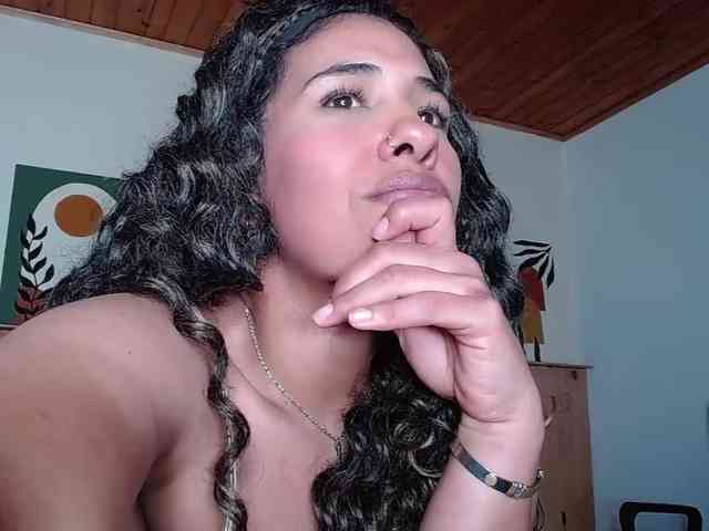 Ivonne-collins33 webcam