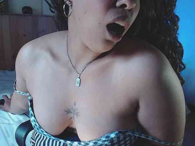 Ivonne-collins33 webcam