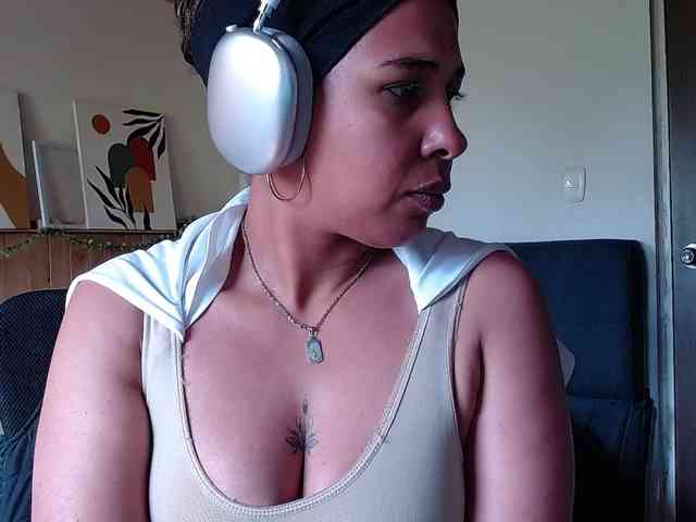 Ivonne-collins33 webcam