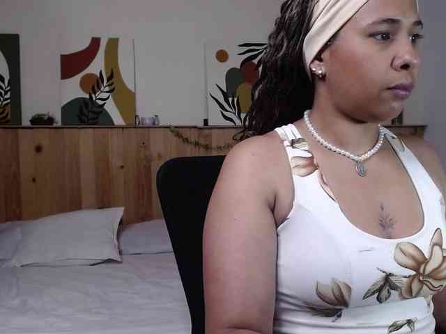 Ivonne-collins33 webcam