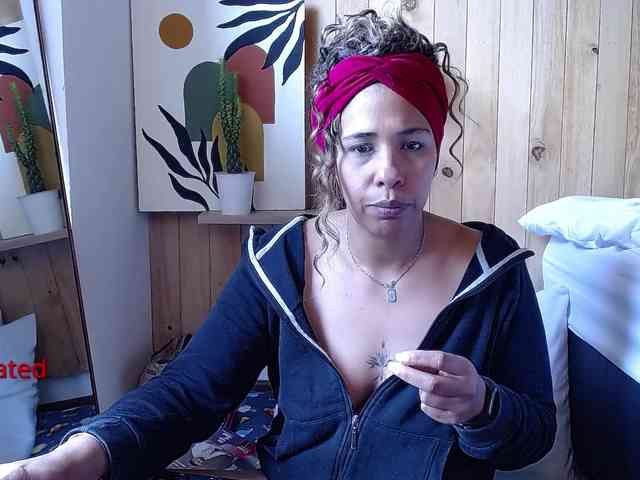 Ivonne-collins33 webcam