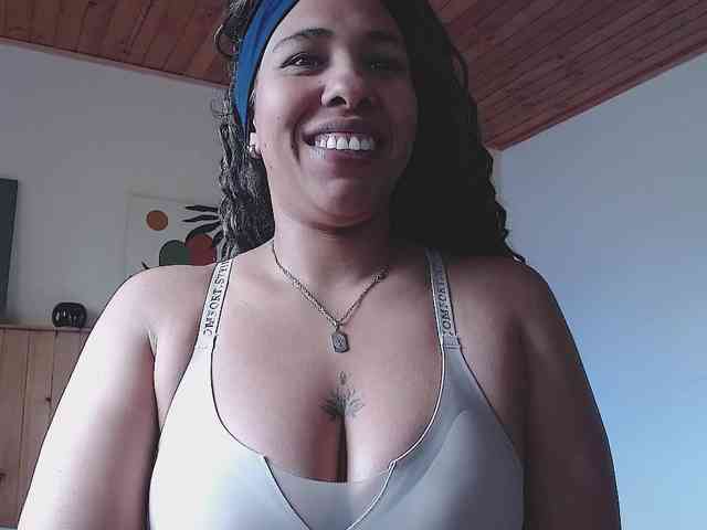 Ivonne-collins33 webcam