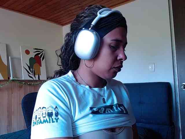 Ivonne-collins33 webcam