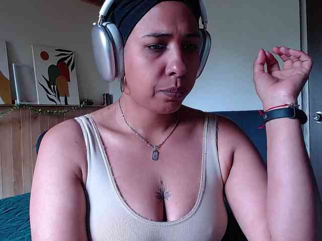 Ivonne-collins33 webcam