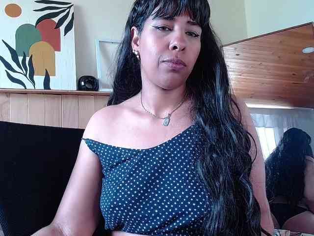 Ivonne-collins33 webcam